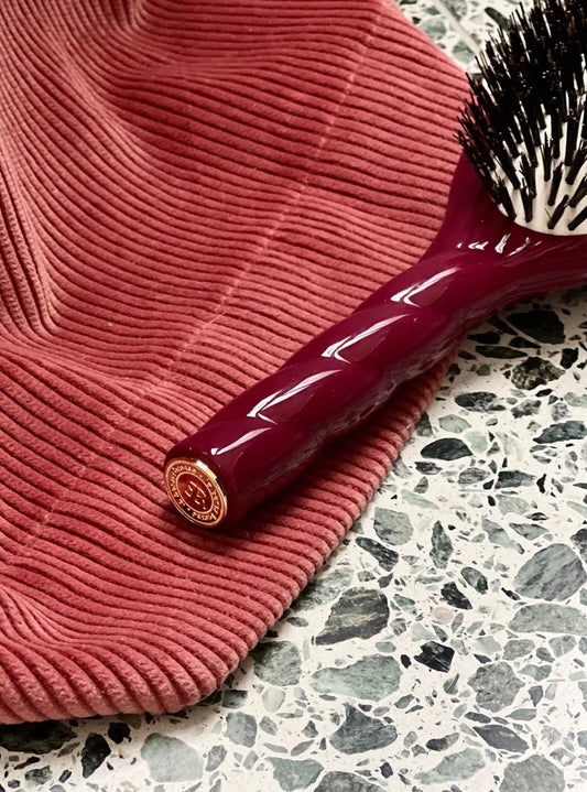 L’UNIVERSELLE Cherry Red Shine & Care Brush