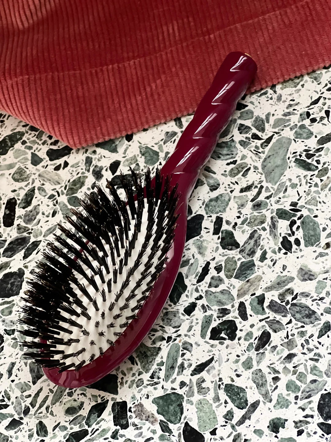 L’UNIVERSELLE Cherry Red Shine & Care Brush