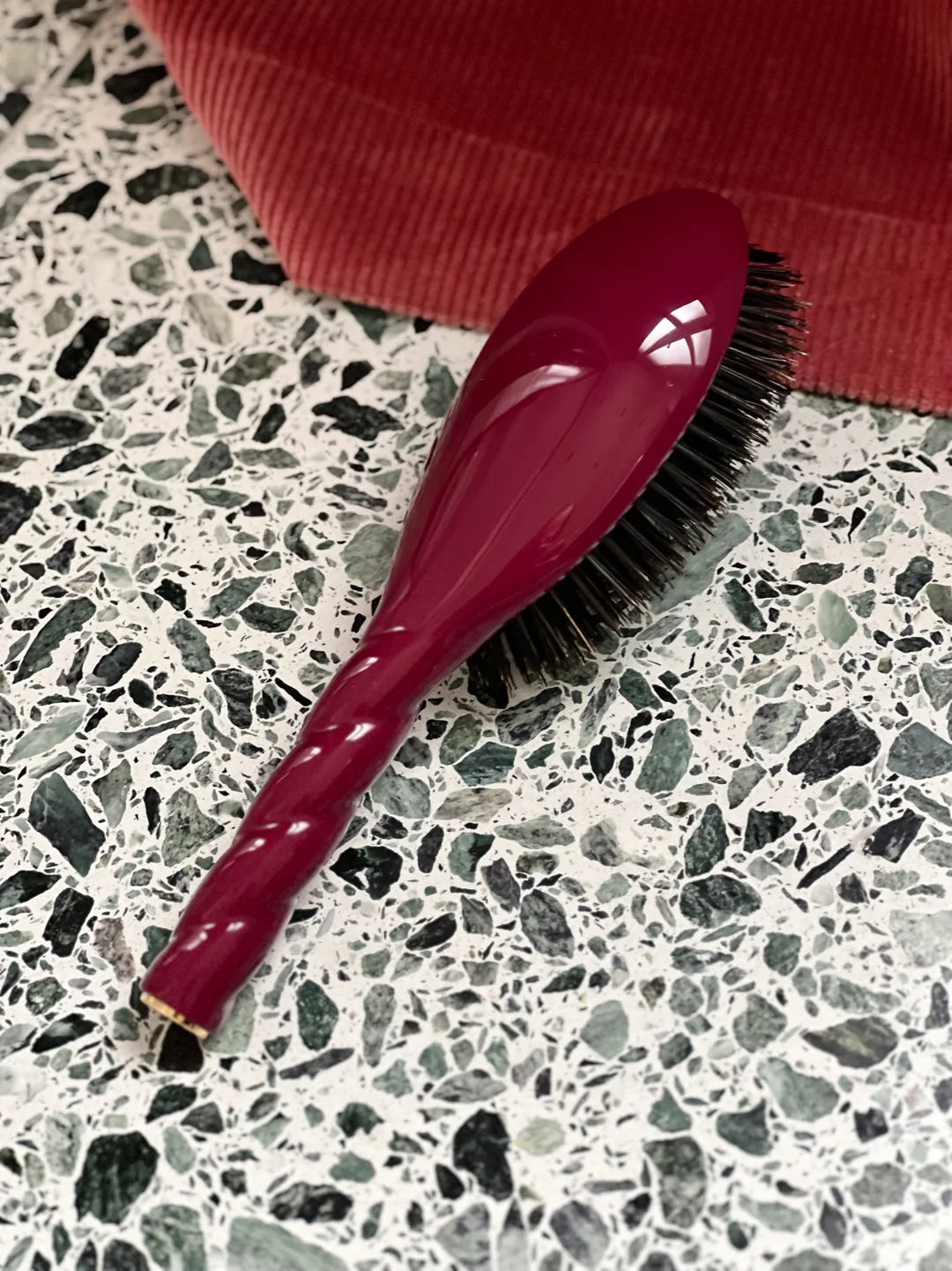 L’UNIVERSELLE Cherry Red Shine & Care Brush