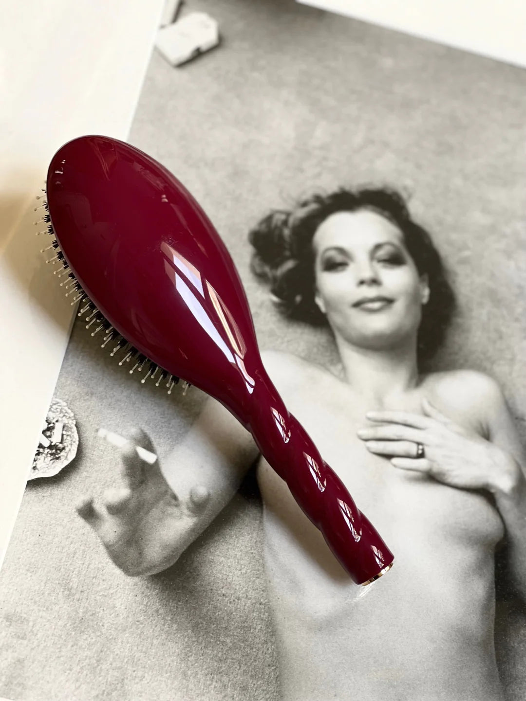 The Sensitive Scalp Brush THE ESSENTIAL SOFTNESS Cherry Red