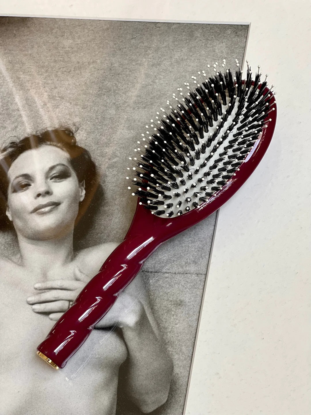 The Sensitive Scalp Brush THE ESSENTIAL SOFTNESS Cherry Red