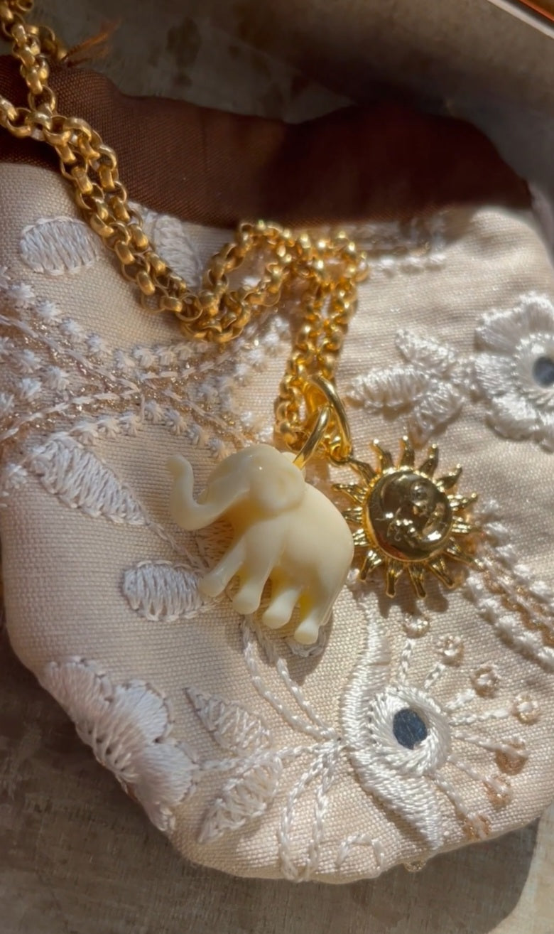 Éléphant Necklace